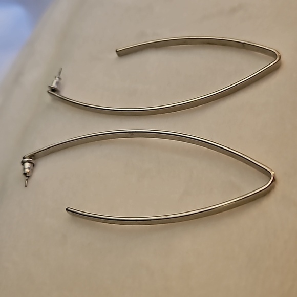 3/$30 Vintage Jumbo Elongated Linear Mod Silvertone Hoop Post Earrings - Picture 4 of 4
